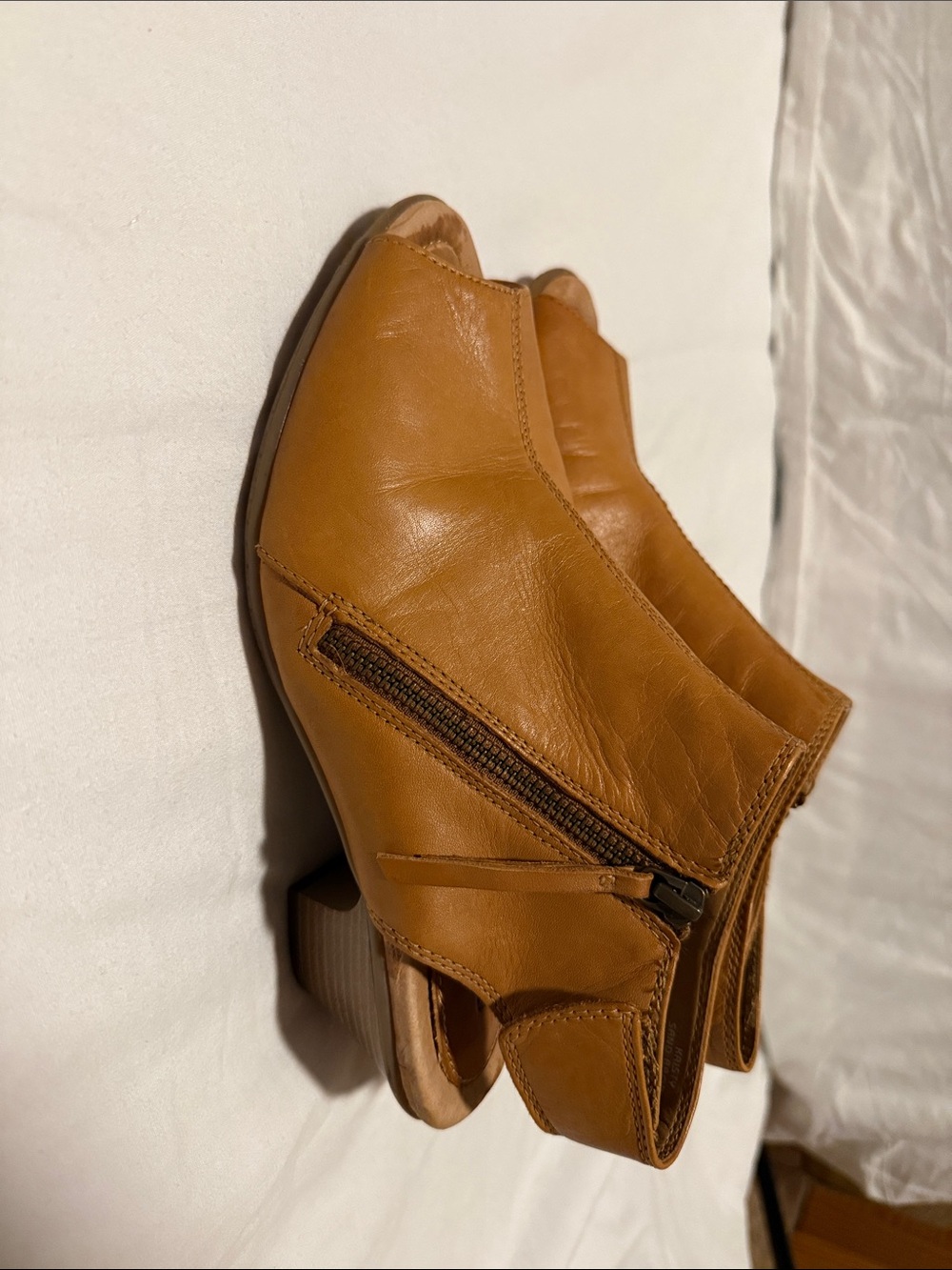 Earth Women's Tan Leather Peep-Toe Ankle Booties with Side Zipper 8B sand brown